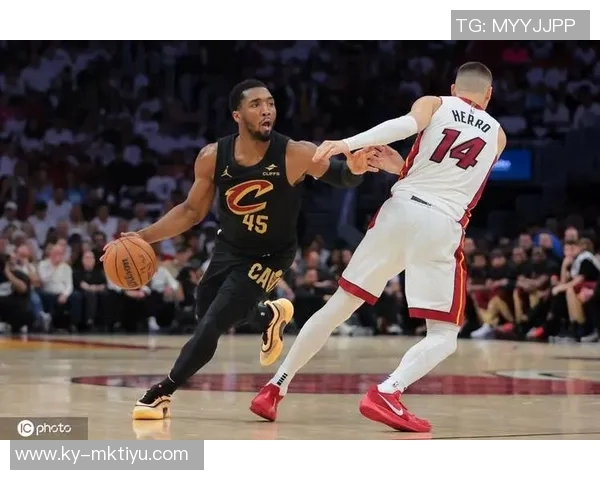 热火狂胜36分全队11人上场均有得分8人双位数表现展现强大实力