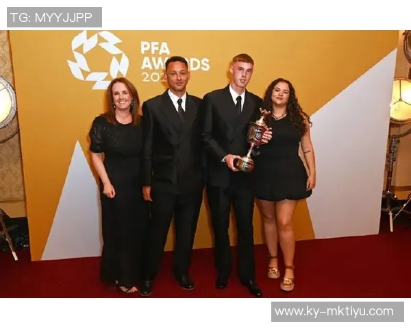 帕尔默荣获PFA年度最佳球员奖杯照片曝光引发热议 帕尔默荣获PFA年度最佳球员奖杯照片曝光引发热议